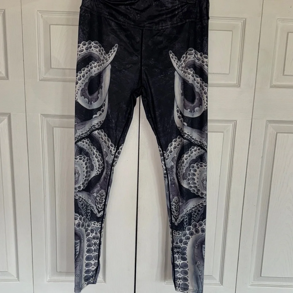 Octopus Tentacle Print Yoga Leggings - Black and Gray